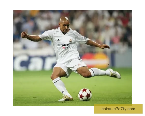 世界杯奖杯巡展伯纳乌卡洛斯现身