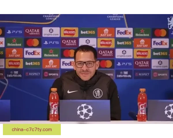 罗塞尼尔受访帕尔默插兜旁观