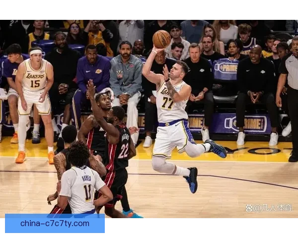 东契奇三双率湖人横扫 华子仅得4分 东契奇三双率湖人横扫 华子仅得4分